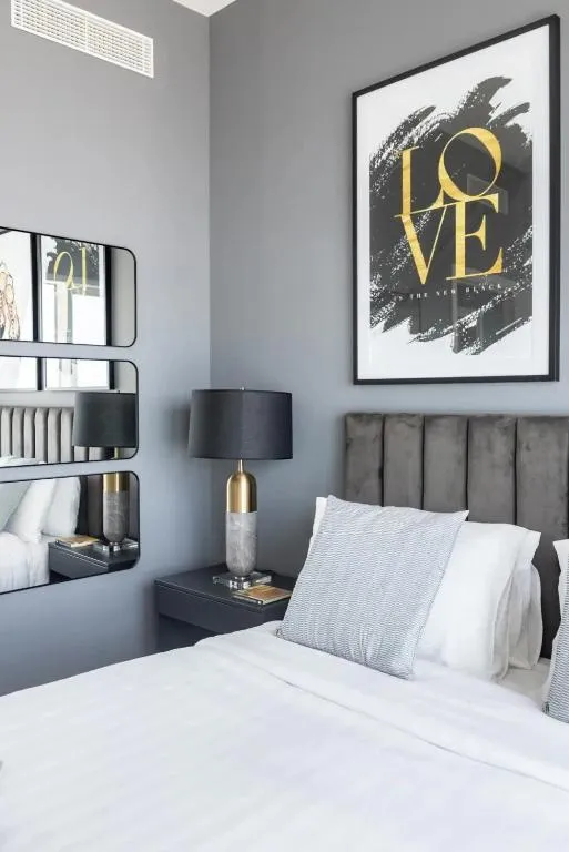 Elegant bedroom featuring modern decor in Dubai hotel.