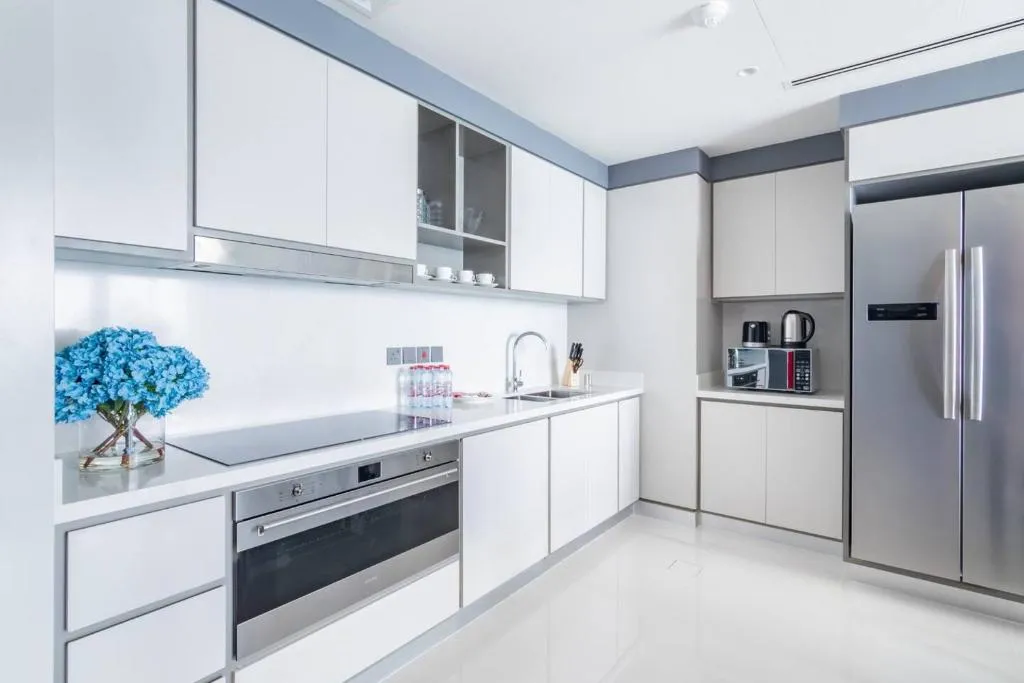 Modern kitchen in Marina Skyline View & Dubai Harbour Beachfront hotel.