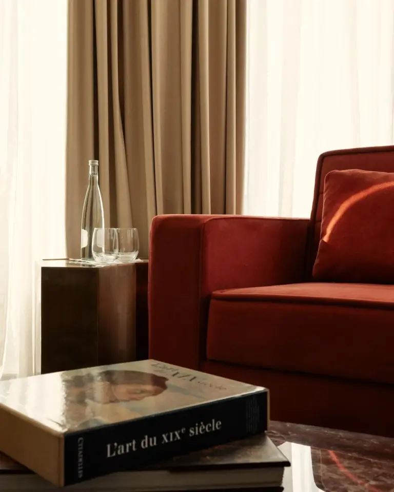 Espace salon élégant du Marly Boutique Hôtel avec mobilier raffiné