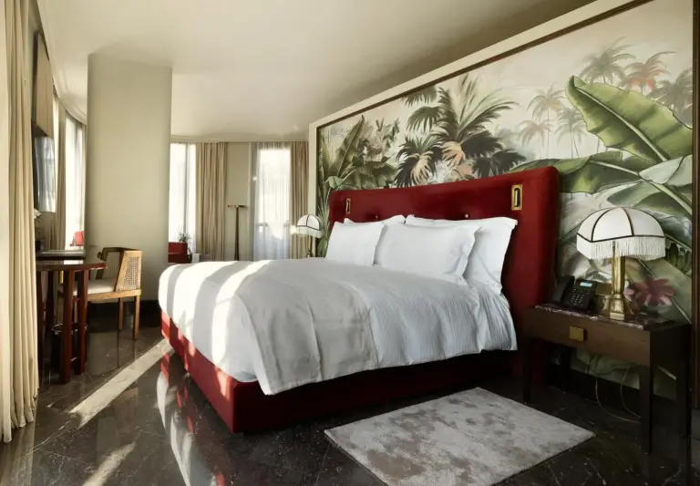 Chambre spacieuse du Marly Boutique Hôtel avec lumière naturelle