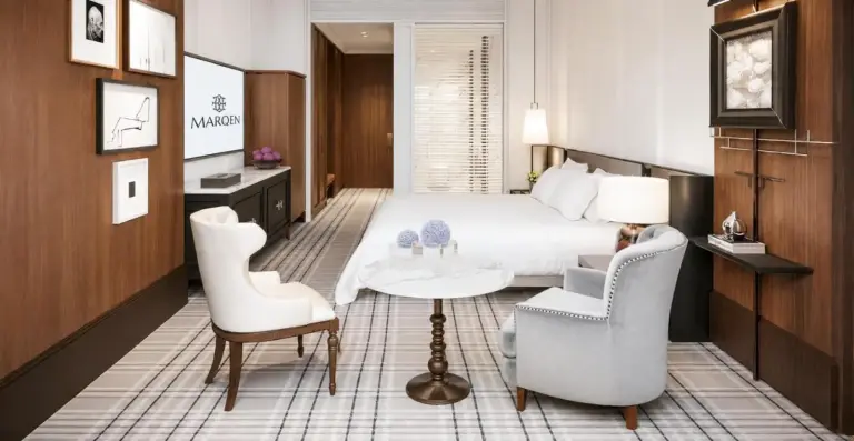 Chambre premier au Marqen Hotel à Jakarta avec un mobilier chic
