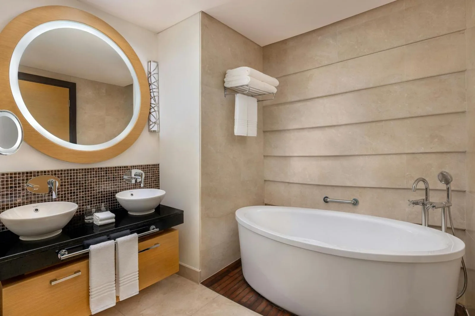 Baño con dos lavabos en Marriott Executive Apartments Al Jaddaf, Dubai