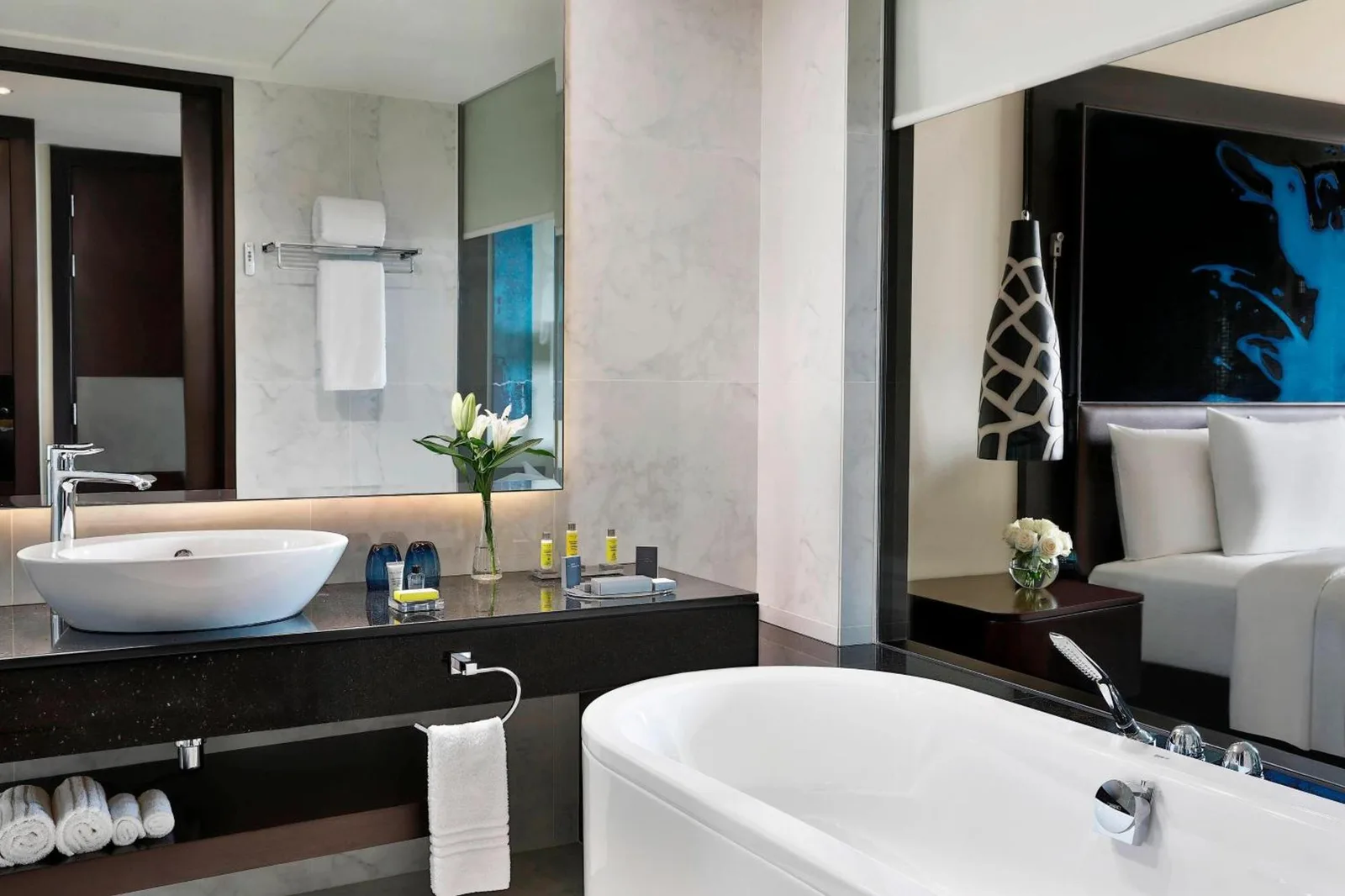 Luxuriöse Badezimmerausstattung im Marriott Hotel Al Forsan, Abu Dhabi