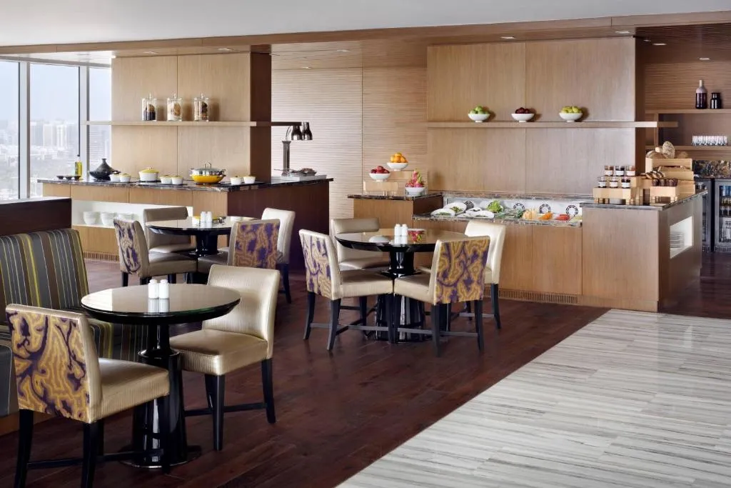 Área de comedor en el Marriott Hotel Downtown Abu Dhabi