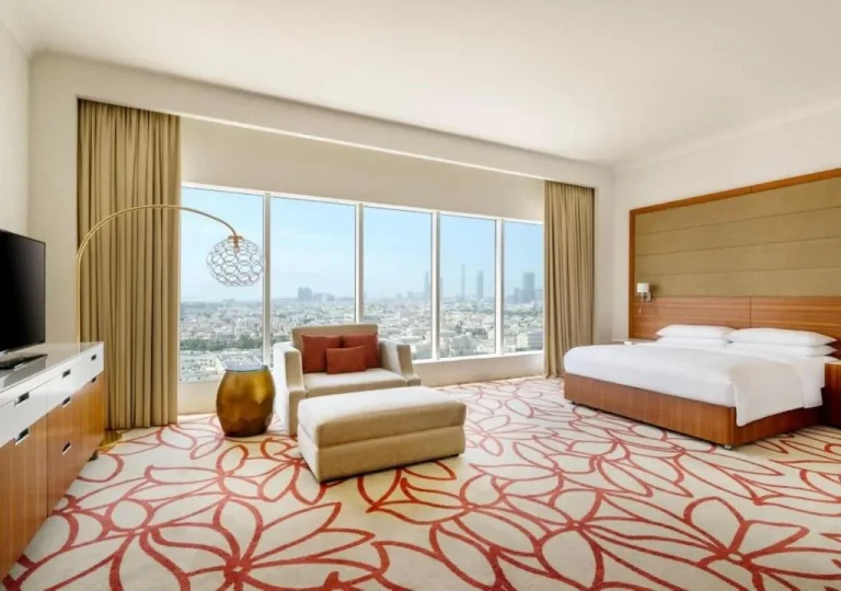 Amplia habitación king en el Marriott Hotel Downtown Abu Dhabi