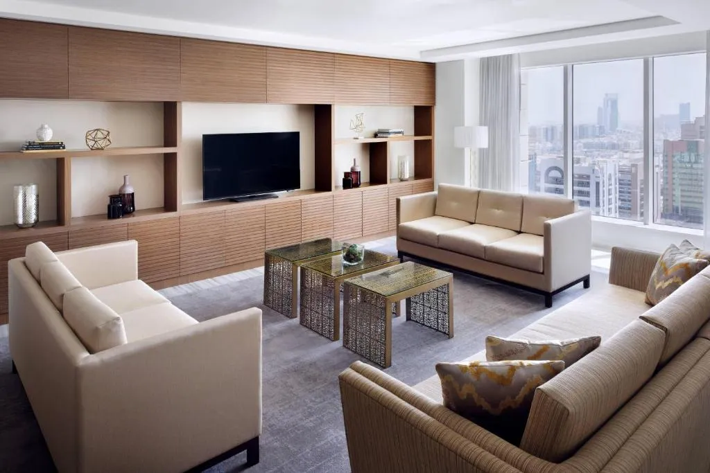 Amplia sala de estar en Marriott Hotel Downtown Abu Dhabi