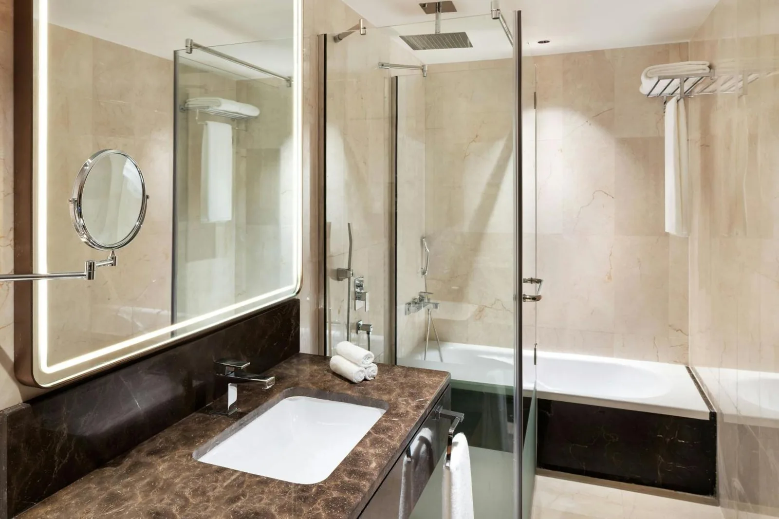 Modernes Badezimmer im Marriott Hotel Production City, Dubai mit Badewanne, Waschtisch und begehbarer Dusche