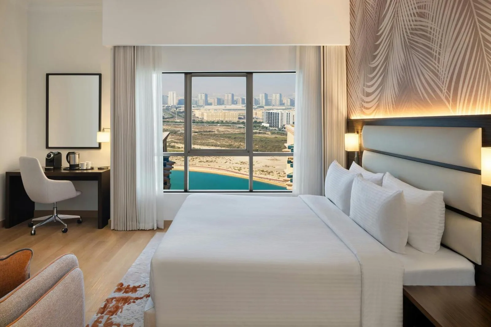 Schlafzimmer im Marriott Hotel Production City, Dubai mit Fenster mit Stadtblick und modernem Bett-Setup