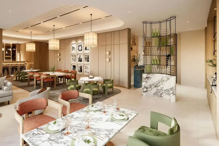 Stilvolles Restaurant im Marriott Hotel Production City, Dubai mit Marmortischen, bunten Stühlen und warmer Beleuchtung