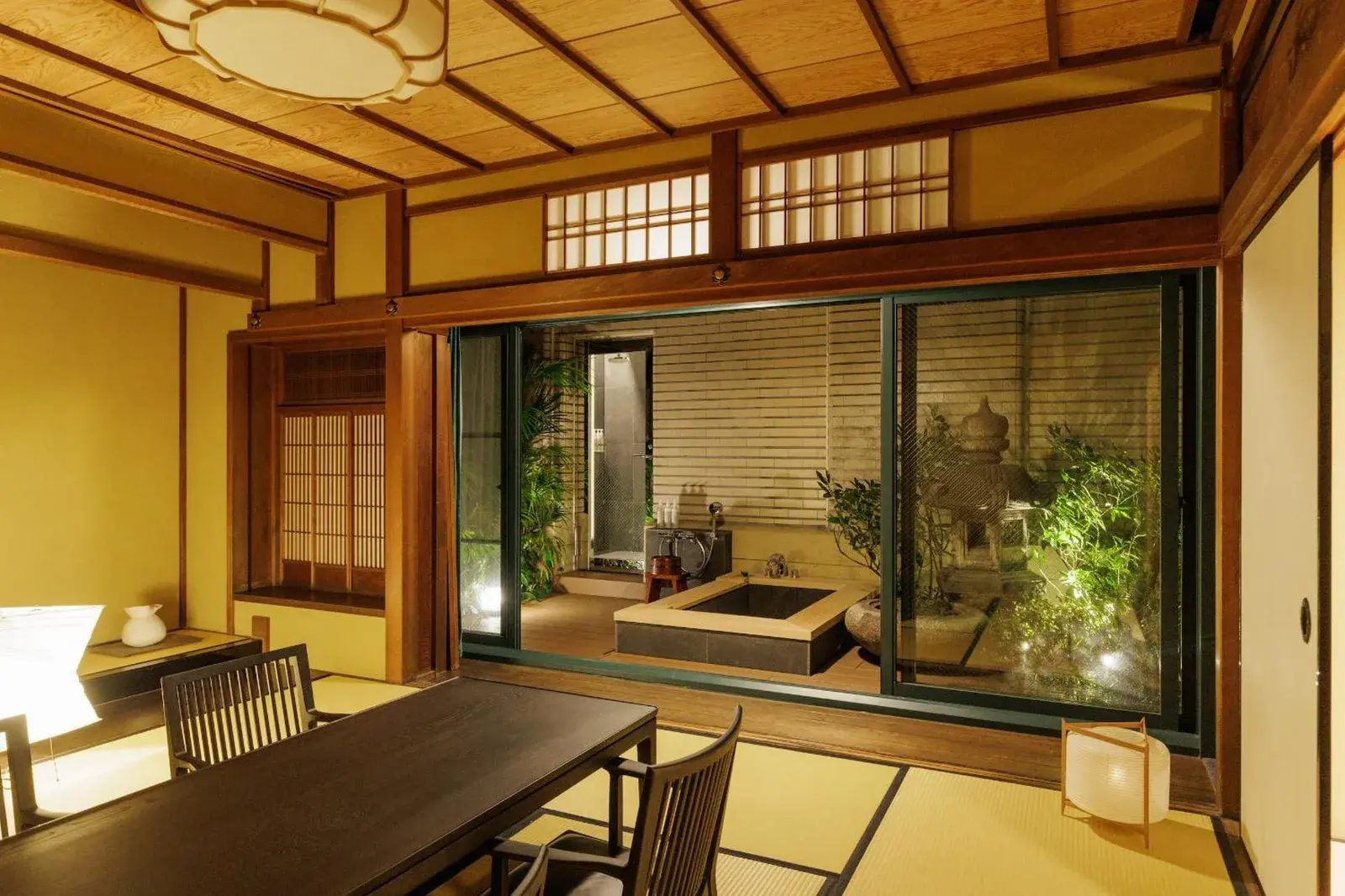 Vista nocturna de Marufukuro desde una habitación japonesa