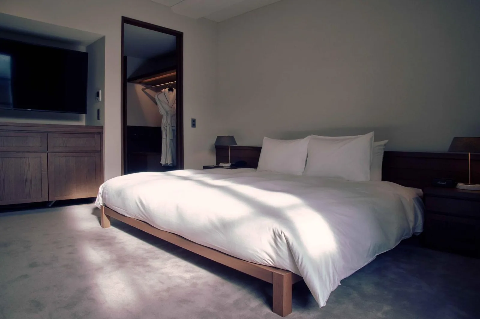 Dormitorio moderno de Marufukuro con TV