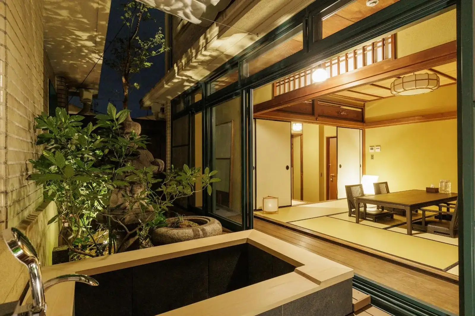 Bañera exterior de inmersión de Marufukuro por la noche