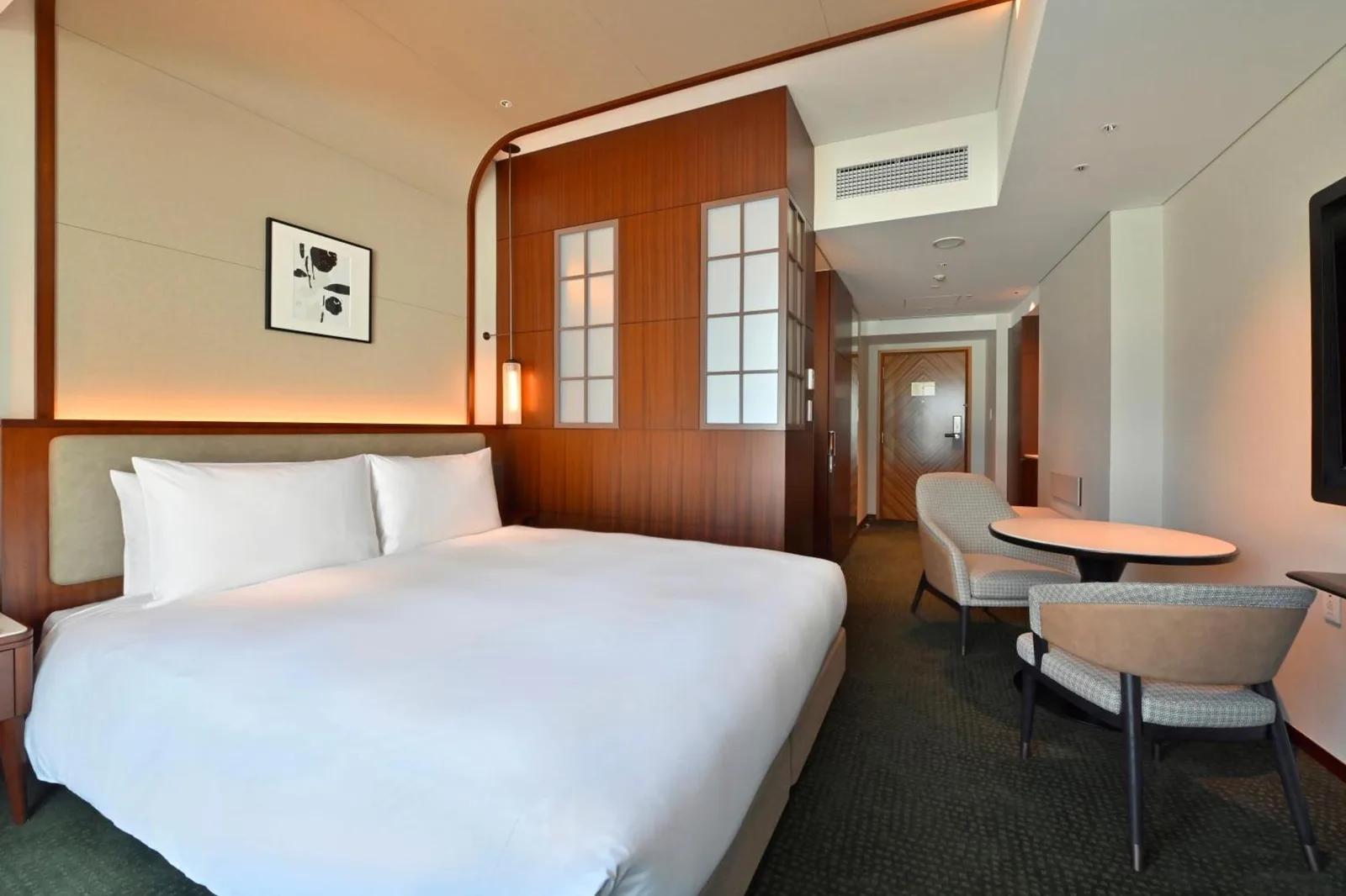Chambre queen du Marunouchi Hotel avec vue sur la ville.