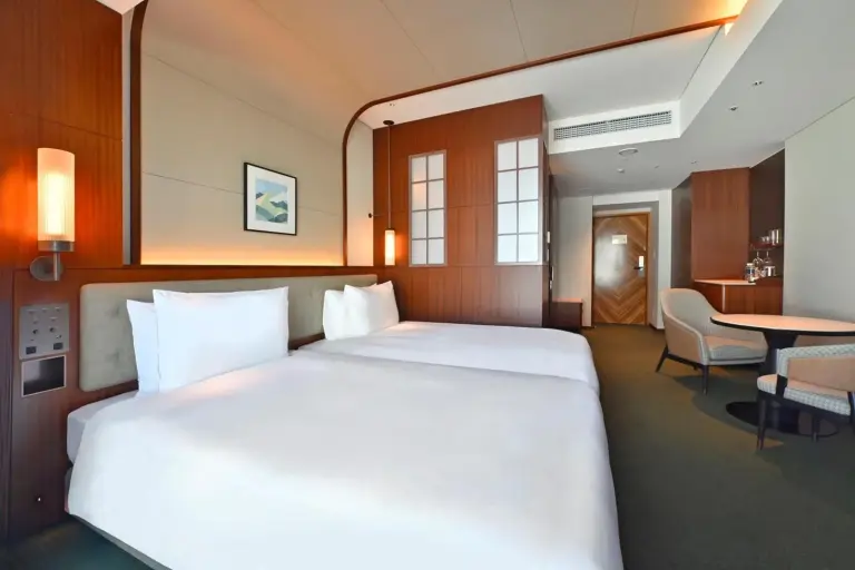 Intérieur de la chambre twin au Marunouchi Hotel.