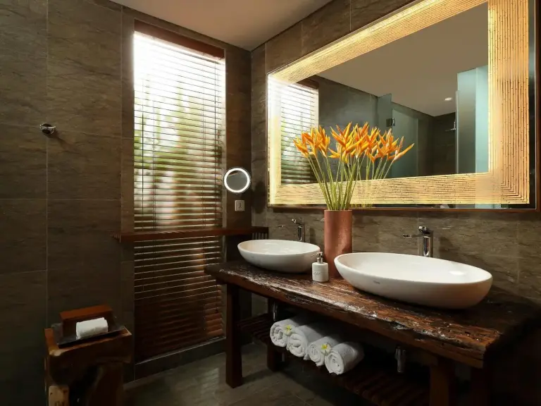 Baño elegante de Maya Ubud Resort & Spa con flores