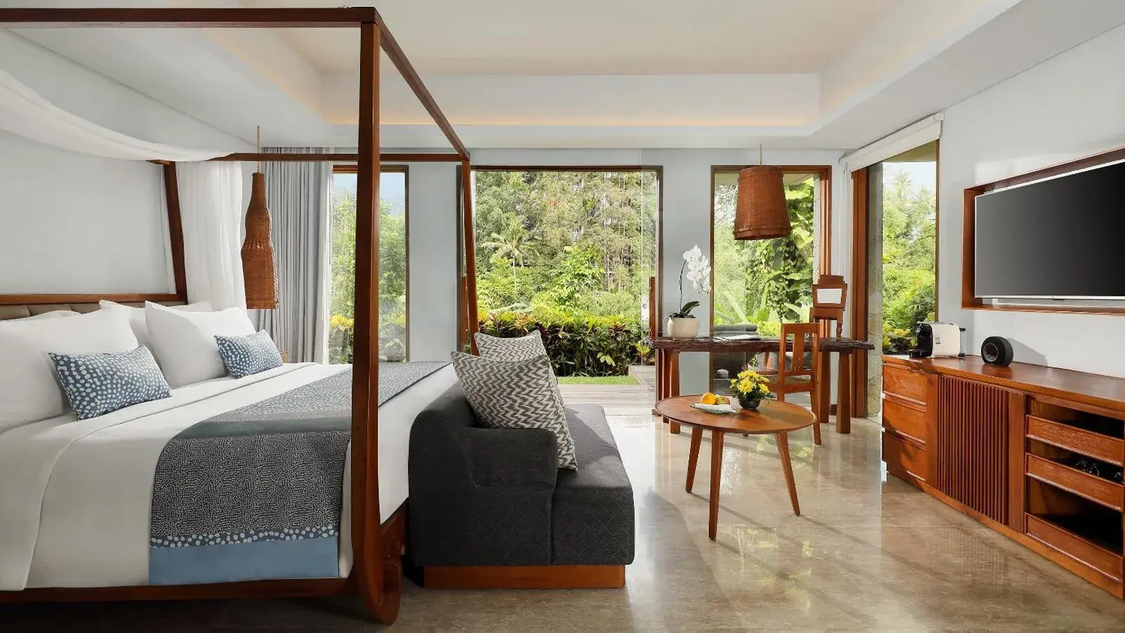 Habitación de Maya Ubud Resort & Spa con cama con dosel
