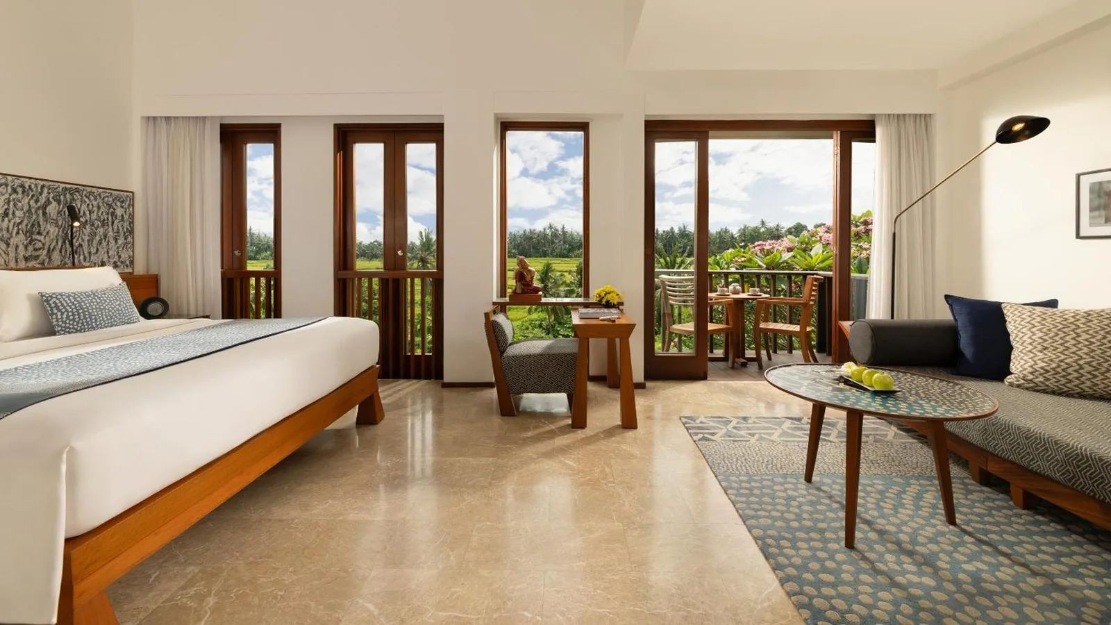 Interior de la habitación con vistas al jardín de Maya Ubud Resort & Spa