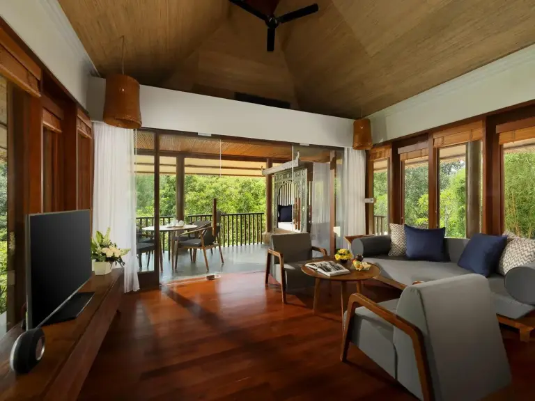 Zona de estar de Maya Ubud Resort & Spa con decoración moderna