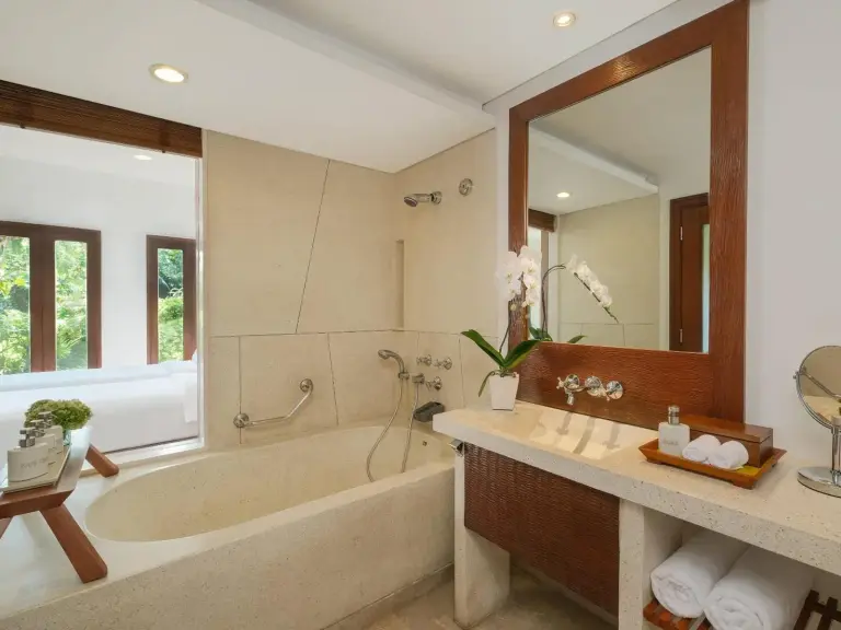 Baño lujoso de Maya Ubud Resort & Spa
