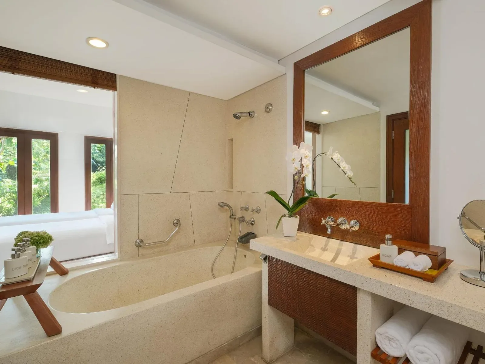 Baño lujoso de Maya Ubud Resort & Spa