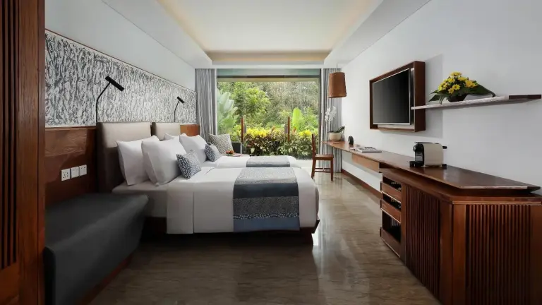 Habitación con dos camas de Maya Ubud Resort & Spa