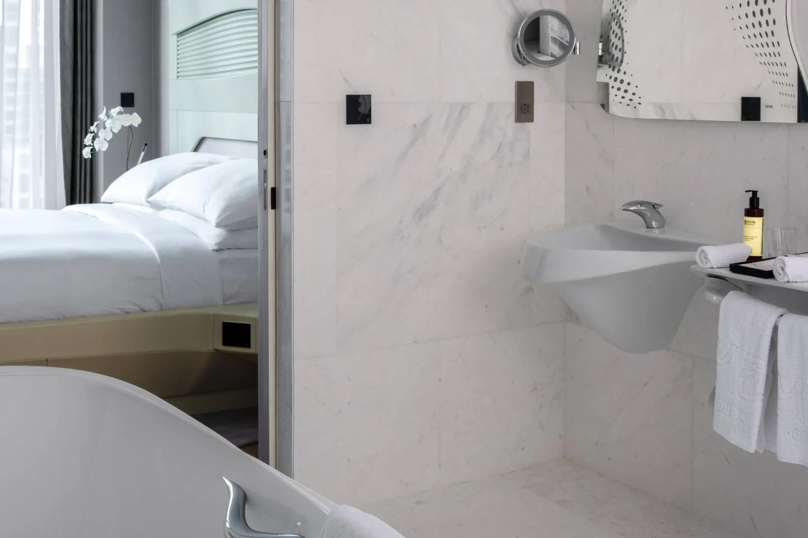 Blick vom Badezimmer zum Schlafzimmer im ME by Meliá Dubai Residences