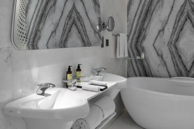 Elegantes Badezimmer im ME by Meliá Dubai Residences mit modernen Armaturen