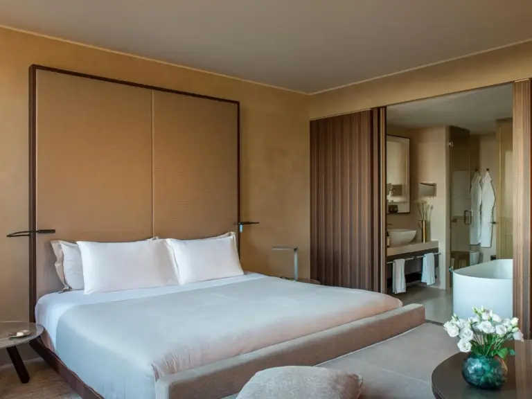 Luxus-Suite im ME by Meliá Mailand Il Duca mit Bad