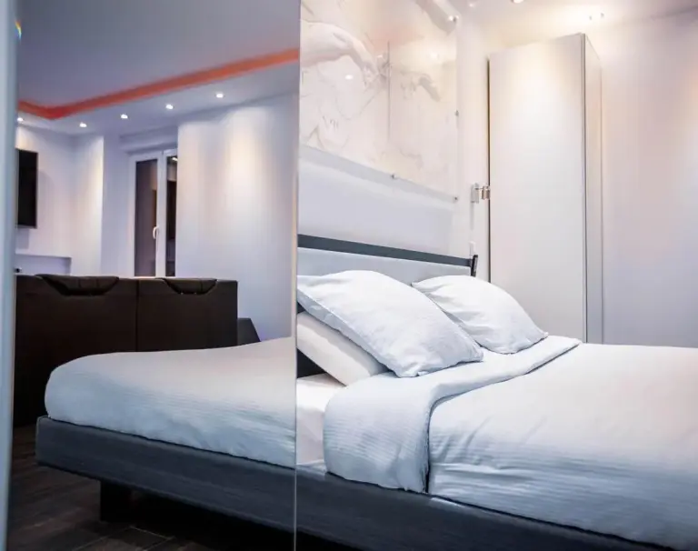 MeandYou Hammametspa – hotel en Colmar, France – un baño con un reloj en el espejo en MeandYou Hammametspa en Colmar