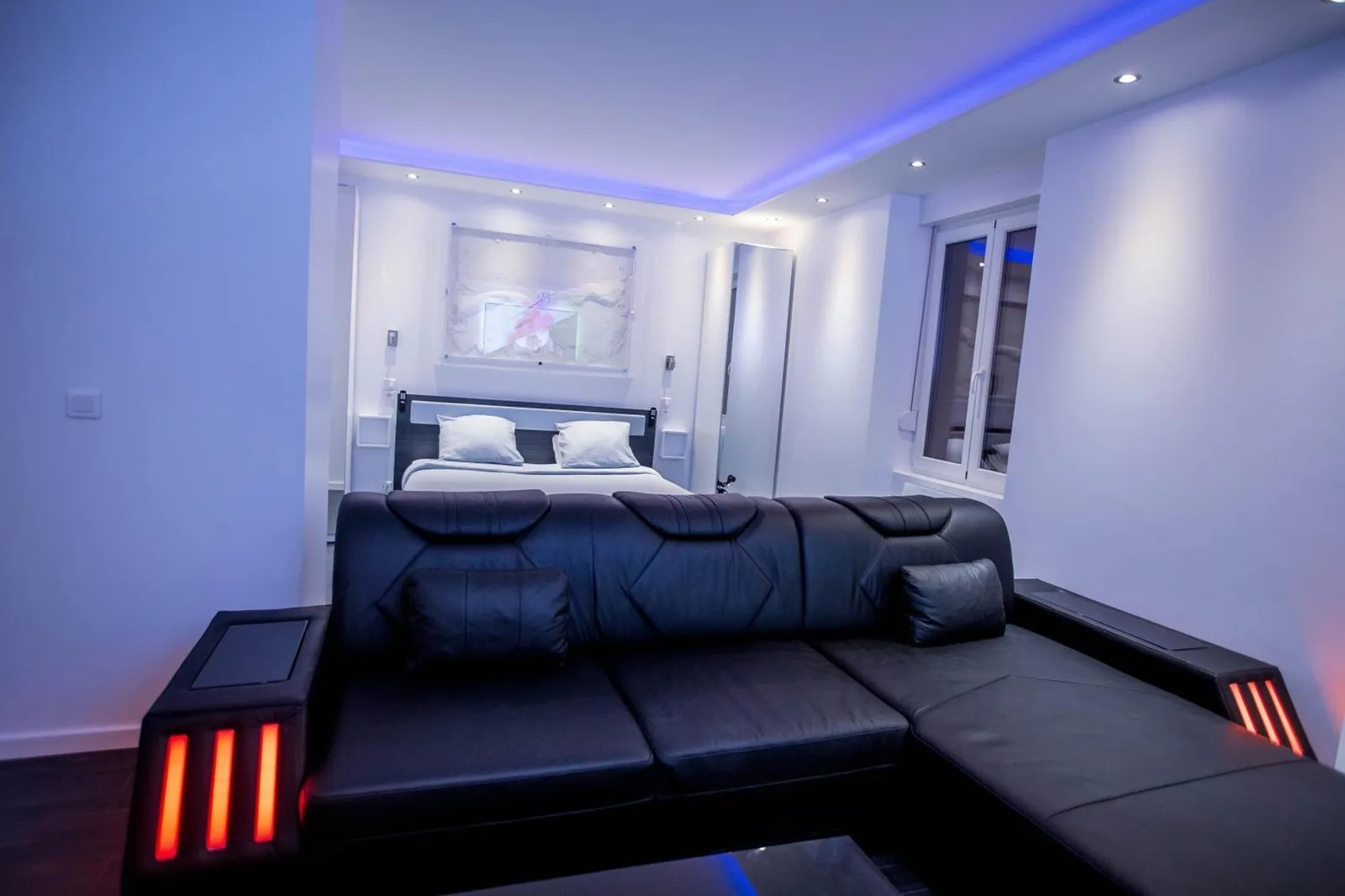 MeandYou Hammametspa – hotel en Colmar, France – una sala de estar con un sofá negro y una mesa en MeandYou Hammametspa en Colmar