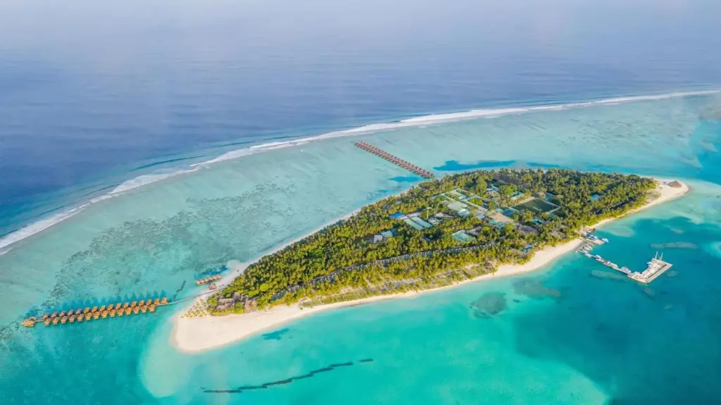 Luftaufnahme des Meeru Maldives Resort Island mit seinem tropischen Paradies