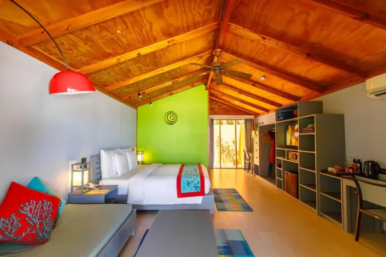 Farbenfrohe Innenansicht eines Familienzimmers im Meeru Maldives Resort