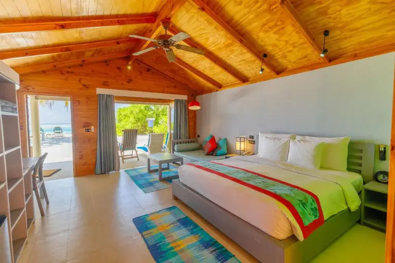 Helles und geräumiges Familienzimmer im Meeru Maldives Resort