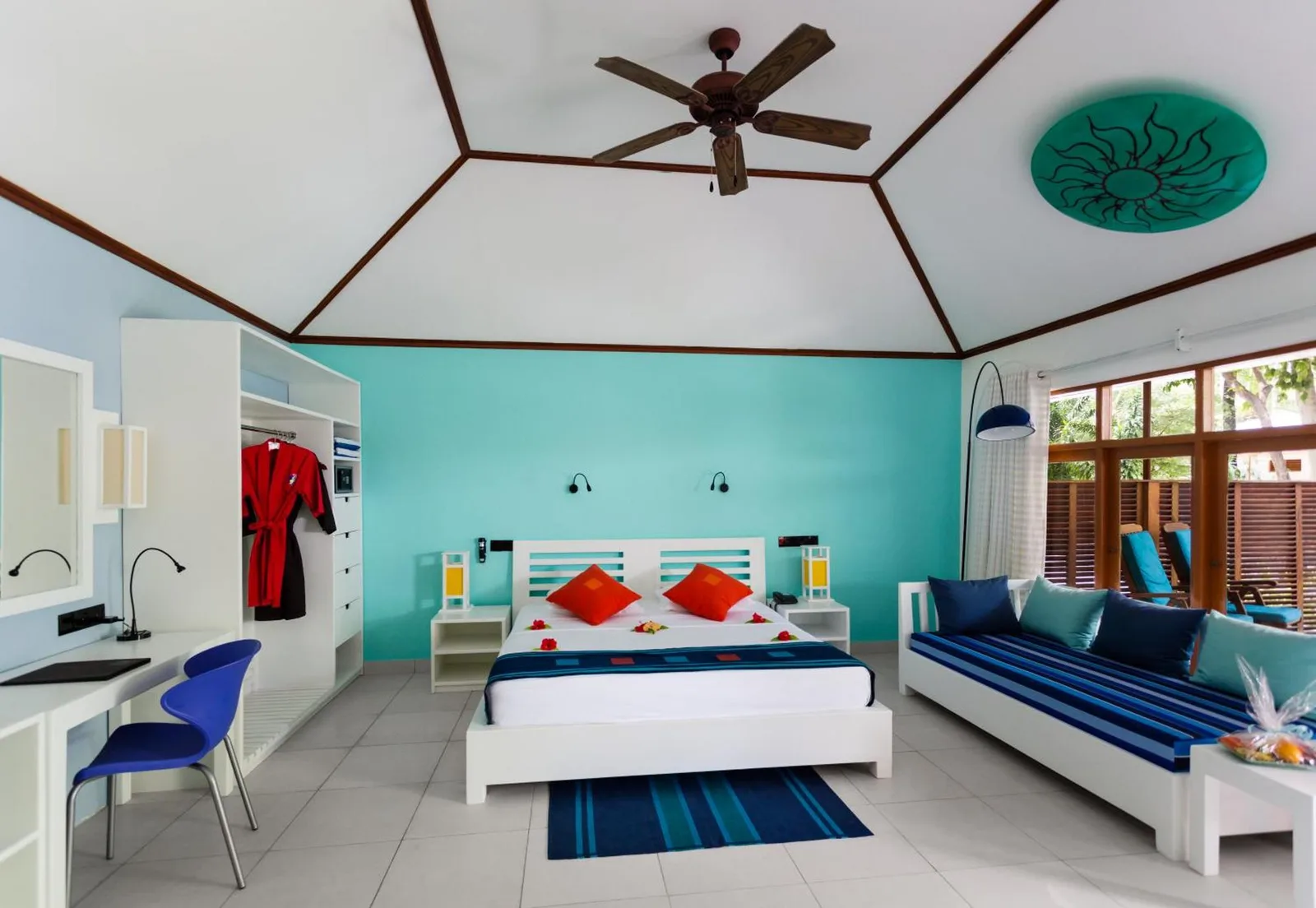 Helle und freundliche Innenansicht eines Zimmers mit Gartenblick im Meeru Maldives Resort