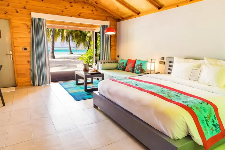 Beeindruckendes Zimmer mit Meerblick im Meeru Maldives Resort mit einladender Einrichtung