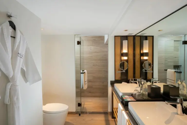 Baño de Meliá Chiang Mai con dos lavabos