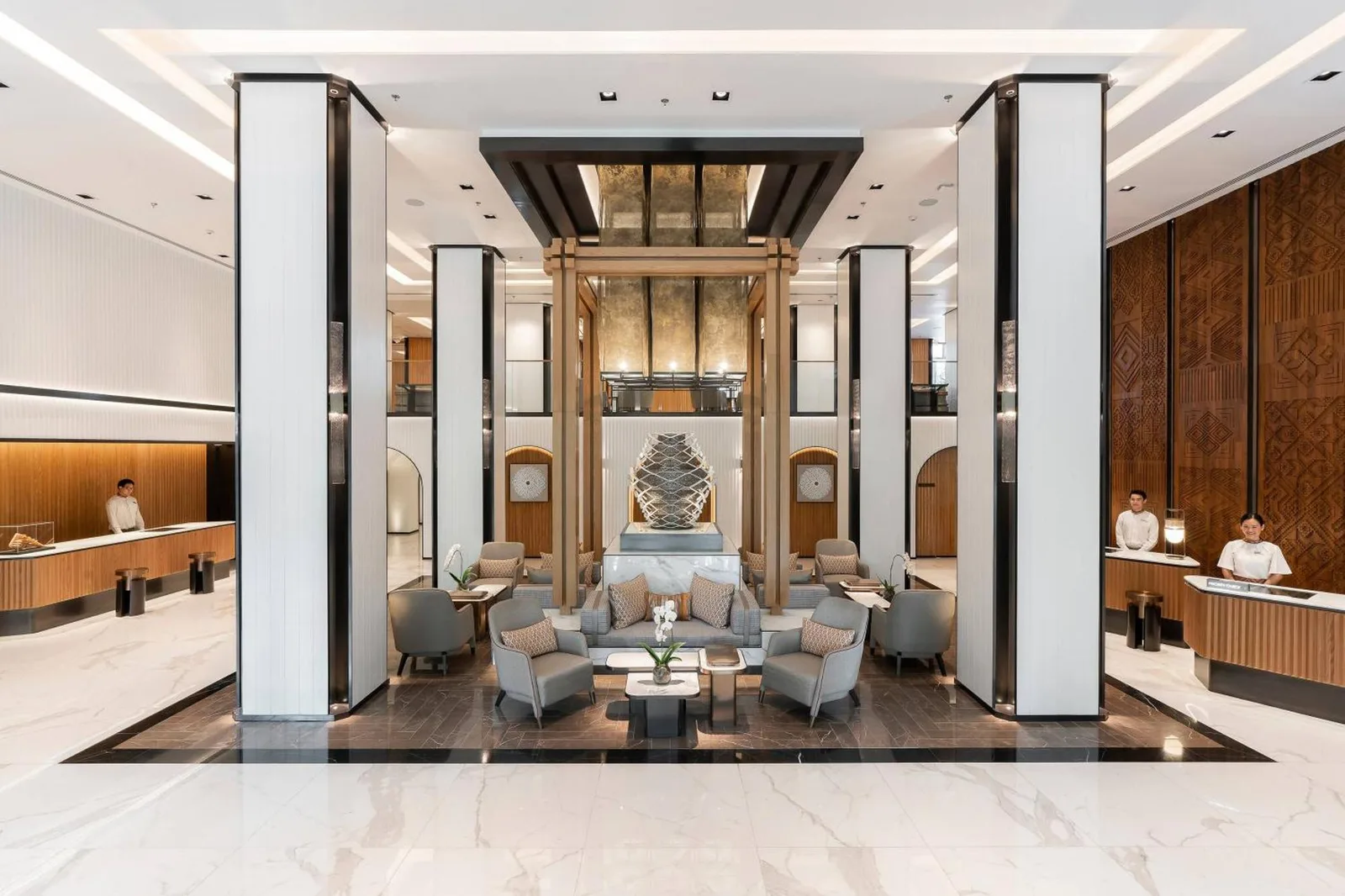 Vestíbulo de Meliá Chiang Mai con diseño moderno