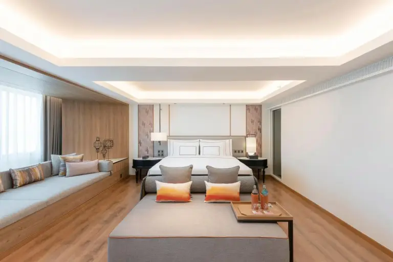 Suite de Meliá Chiang Mai con decoración elegante