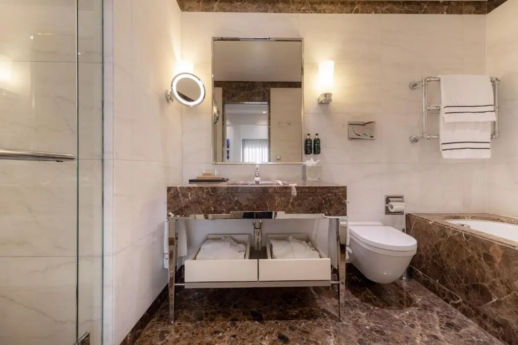 Luxuriöses Badezimmer im Meliá Genova Hotel