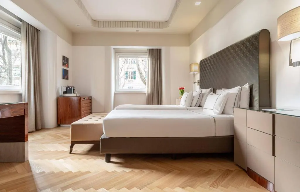 Gut ausgestattetes Gästezimmer im Meliá Genova Hotel