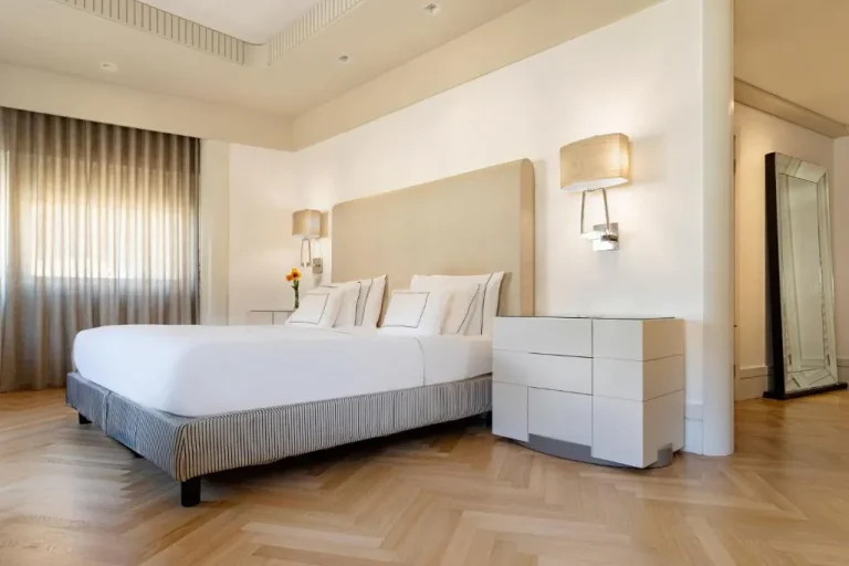 Stilvolles Gästezimmer im Meliá Genova Hotel