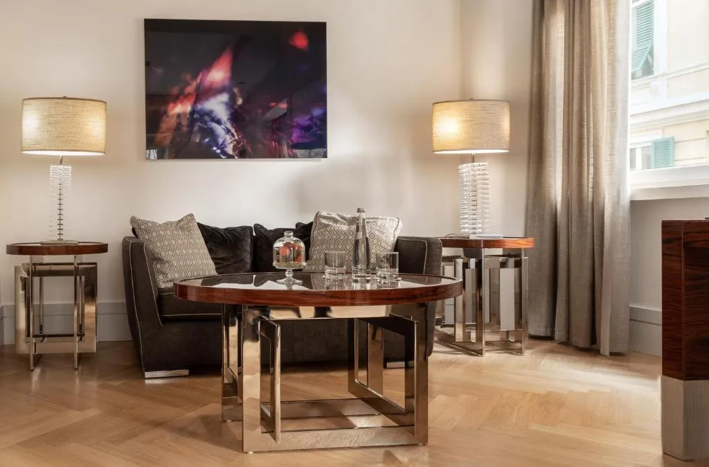 Stilvolles Wohnzimmer in der Gästesuite im Meliá Genova