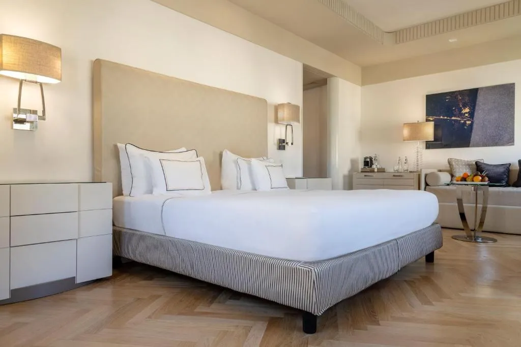 Geräumige Luxussuite im Meliá Genova Hotel