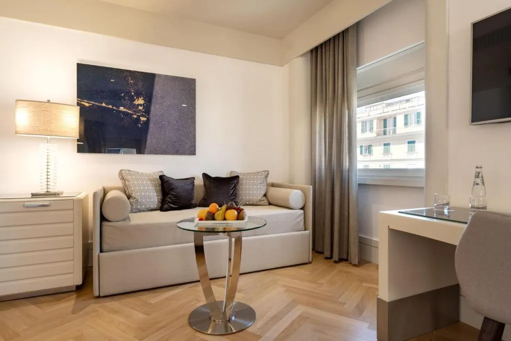 Gemütlicher Sitzbereich im Gästezimmer im Meliá Genova Hotel