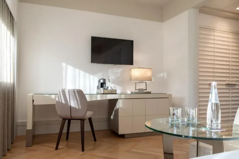 Arbeitsstation in einem Gästezimmer im Meliá Genova Hotel