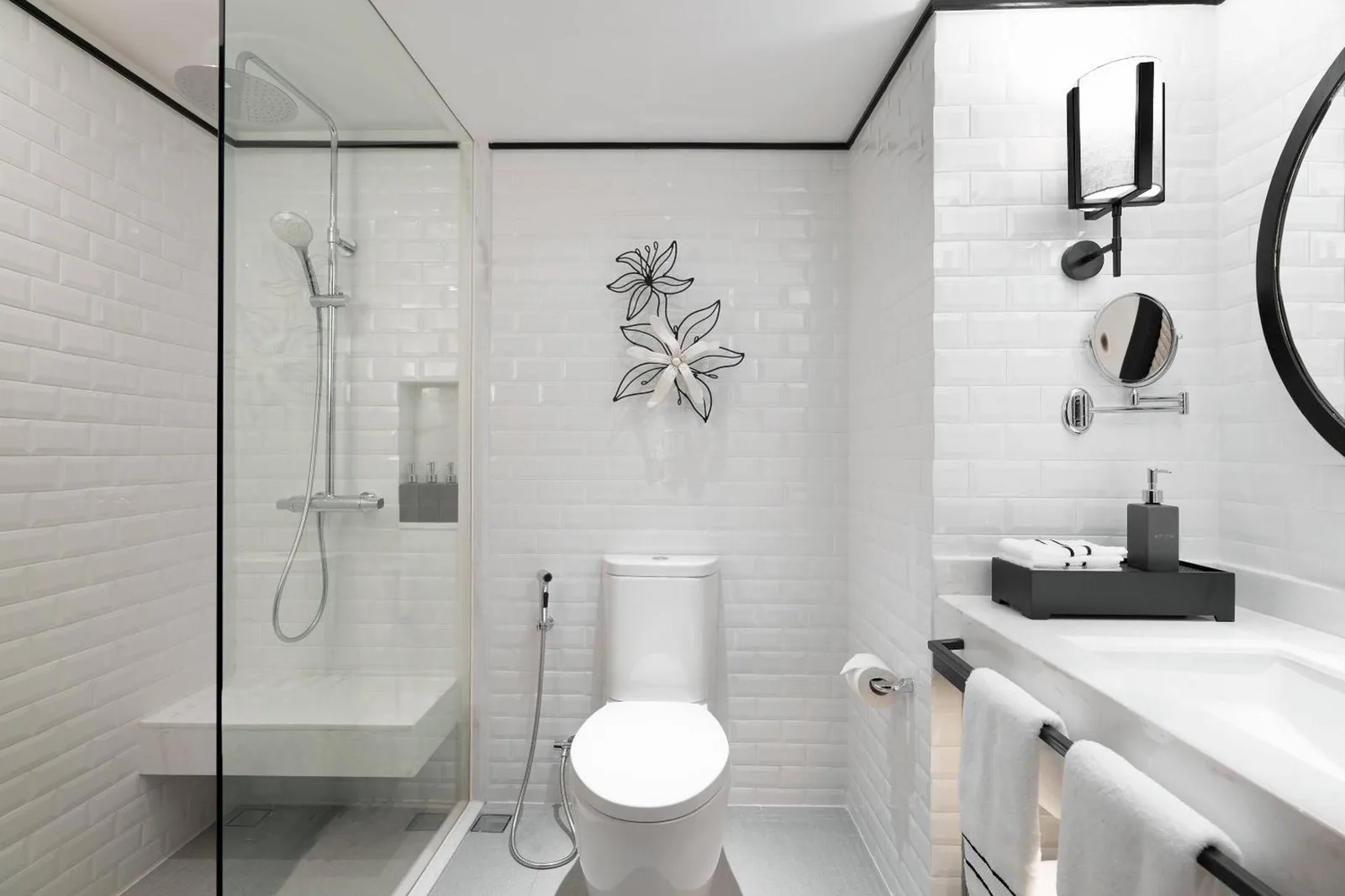 Salle de bain moderne au Meliá Koh Samui