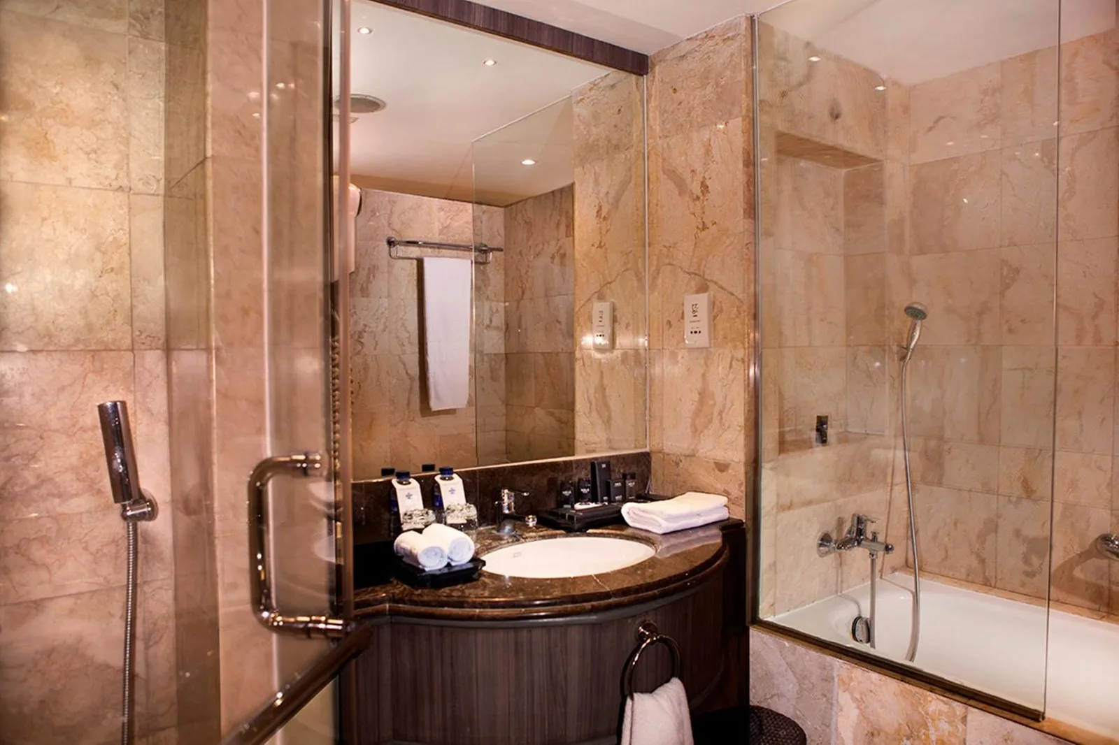 Salle de bains élégante au Meliá Purosani Yogyakarta avec des équipements luxueux