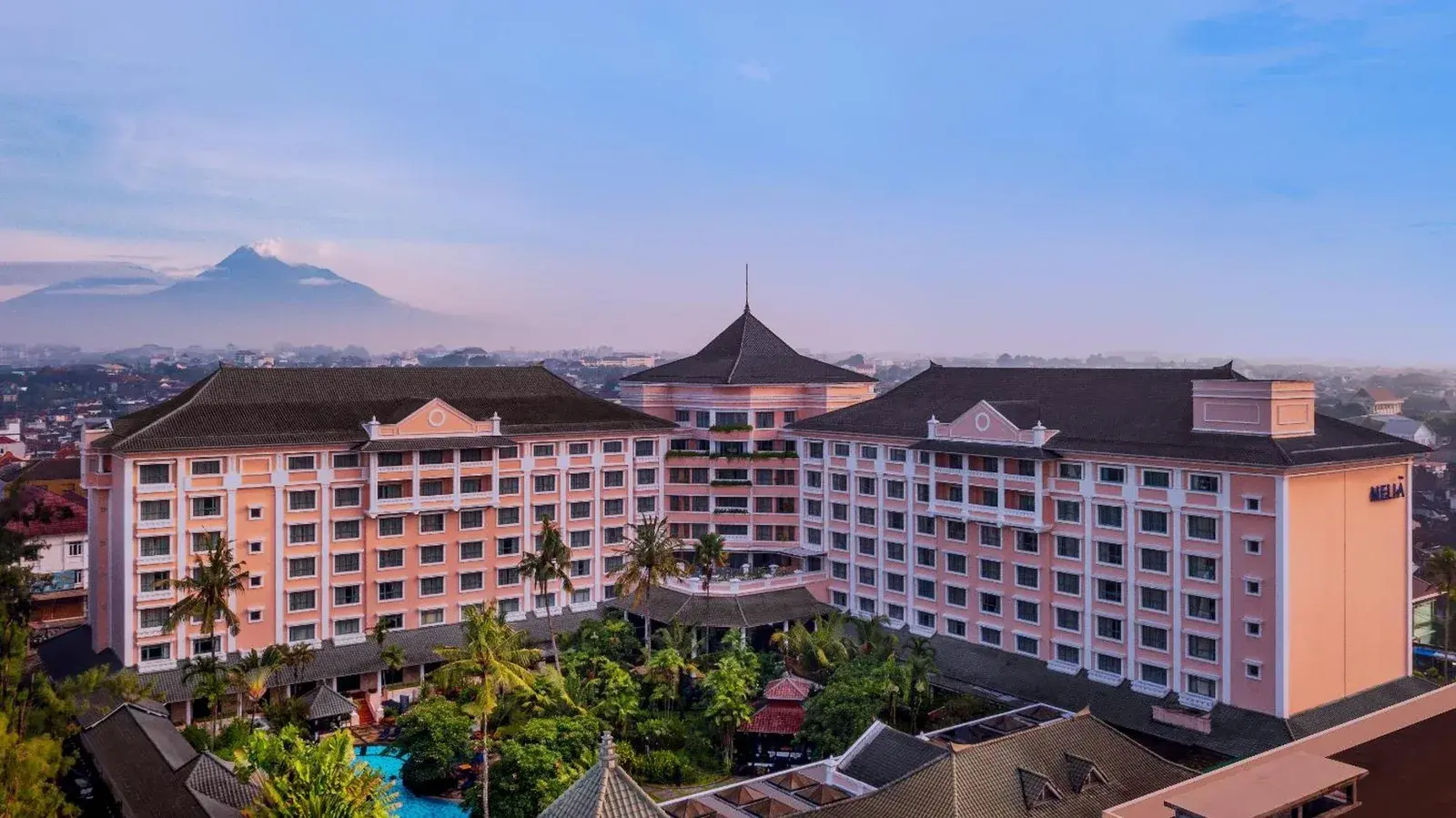 Vue aérienne de Meliá Purosani Yogyakarta montrant l'hôtel et ses environs