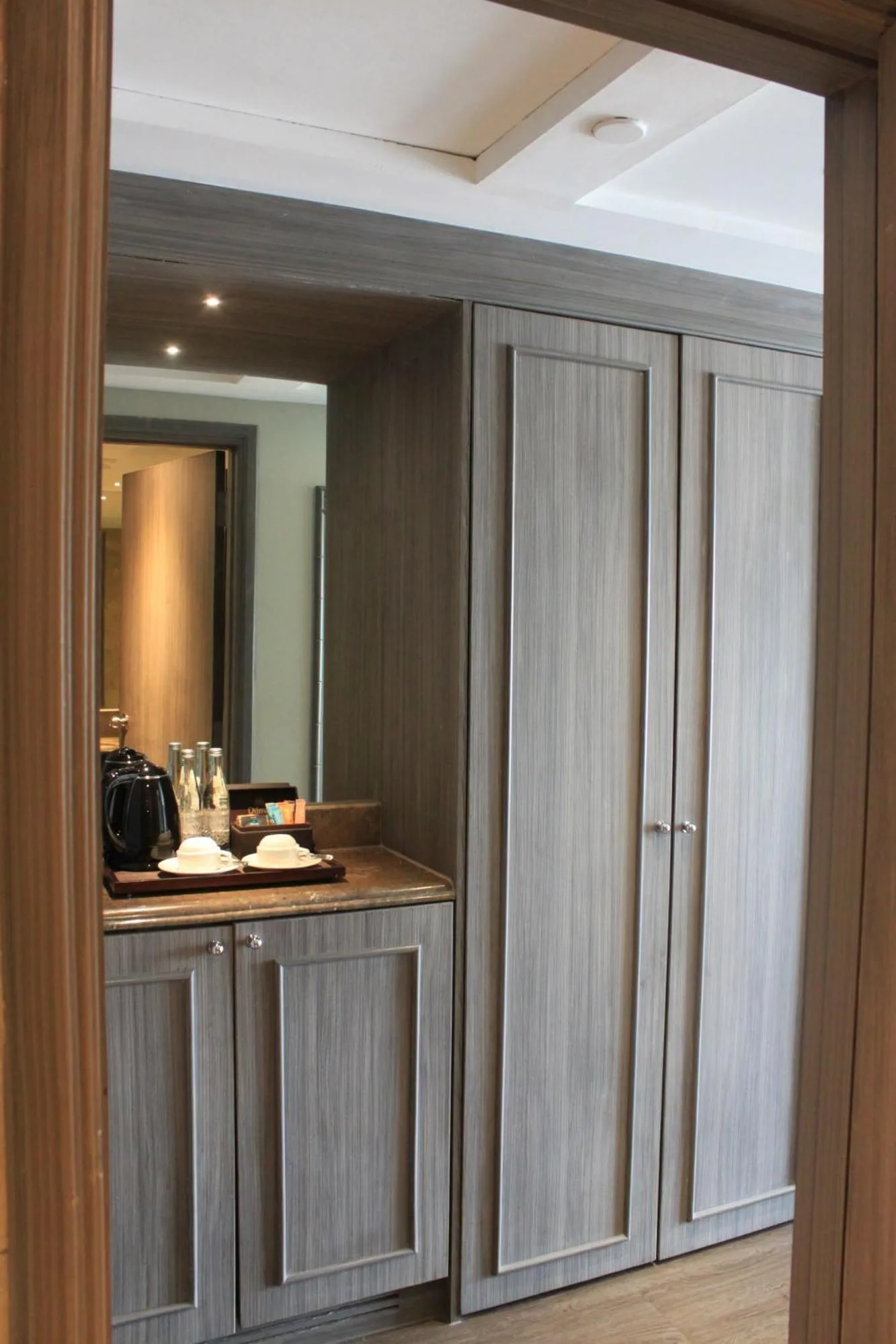 Espace minibar dans une chambre du Meliá Purosani Yogyakarta