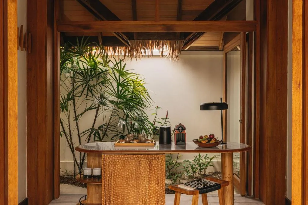 Espacio de comedor en una villa en Meliá Whale Lagoon Maldivas